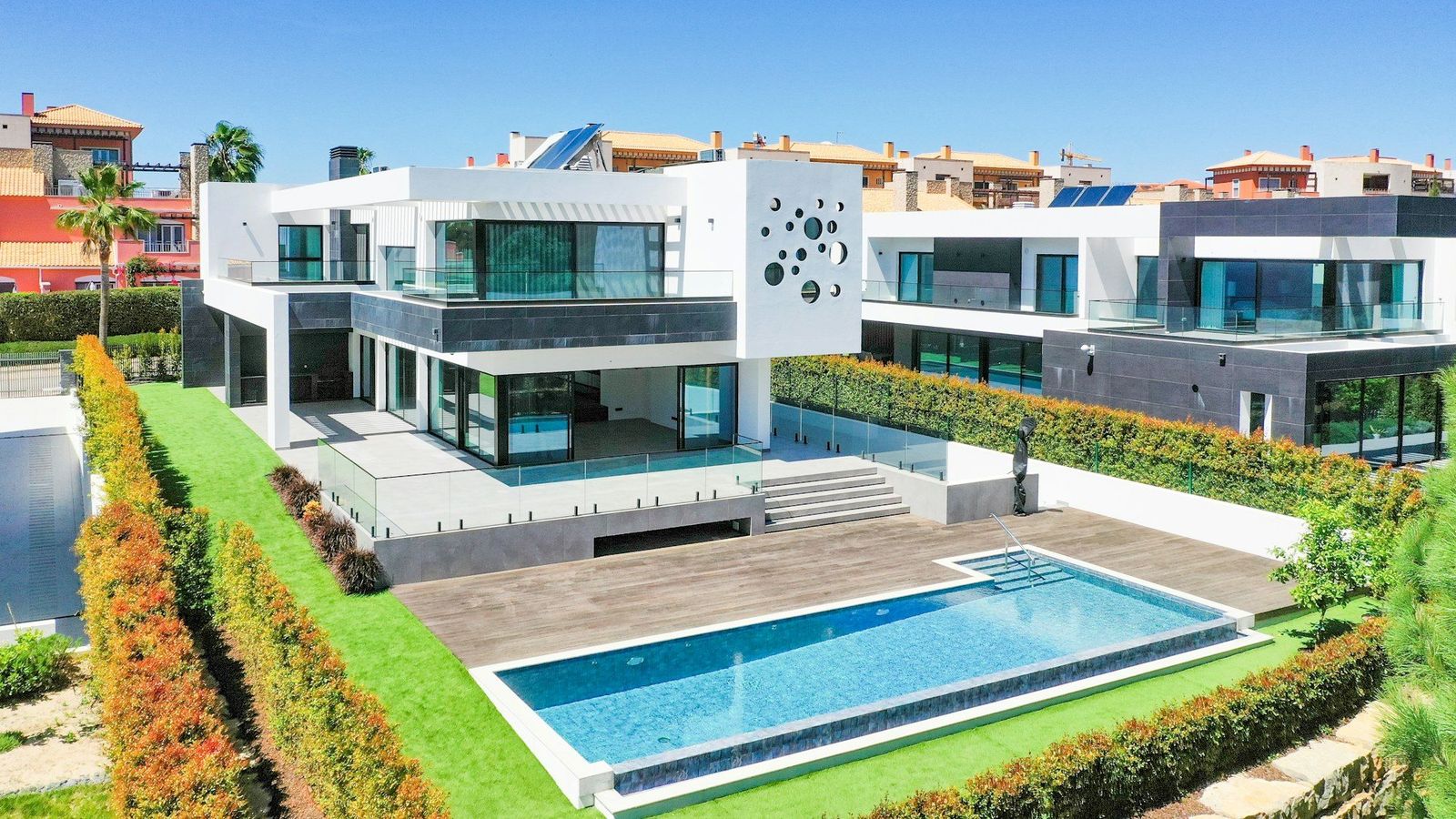 Moderne witte villa met zwembad