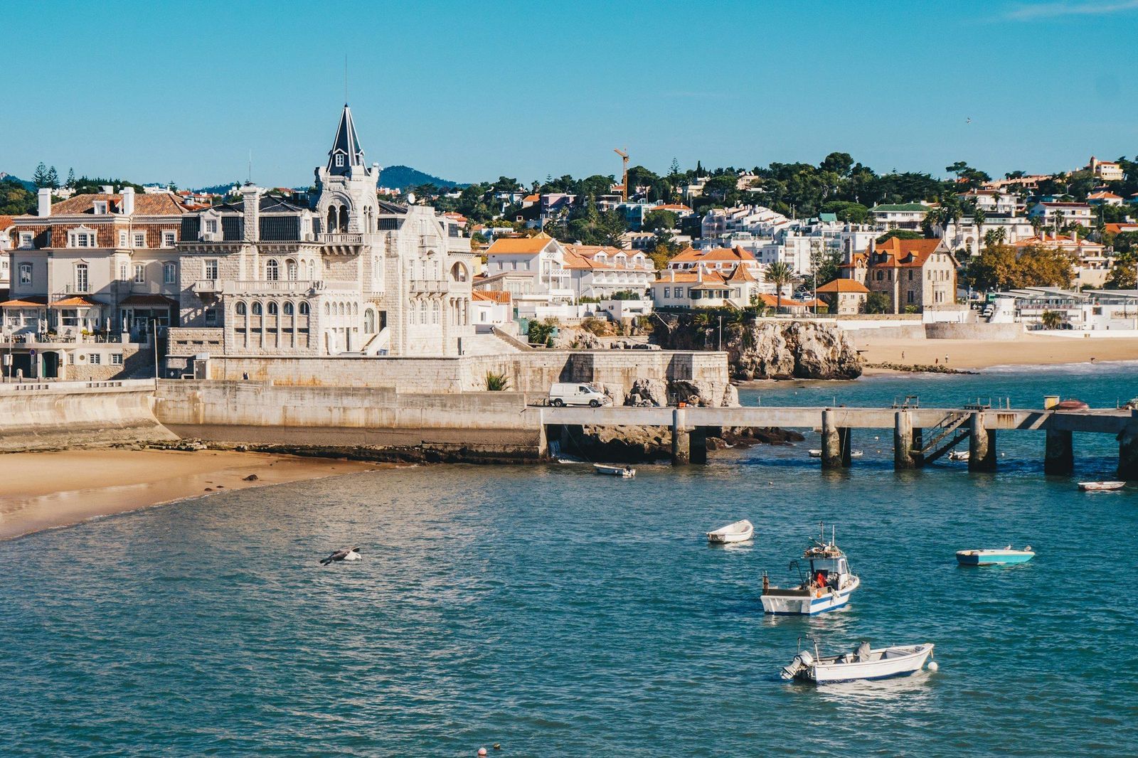 Wit kustdorp aan zee in Portugal