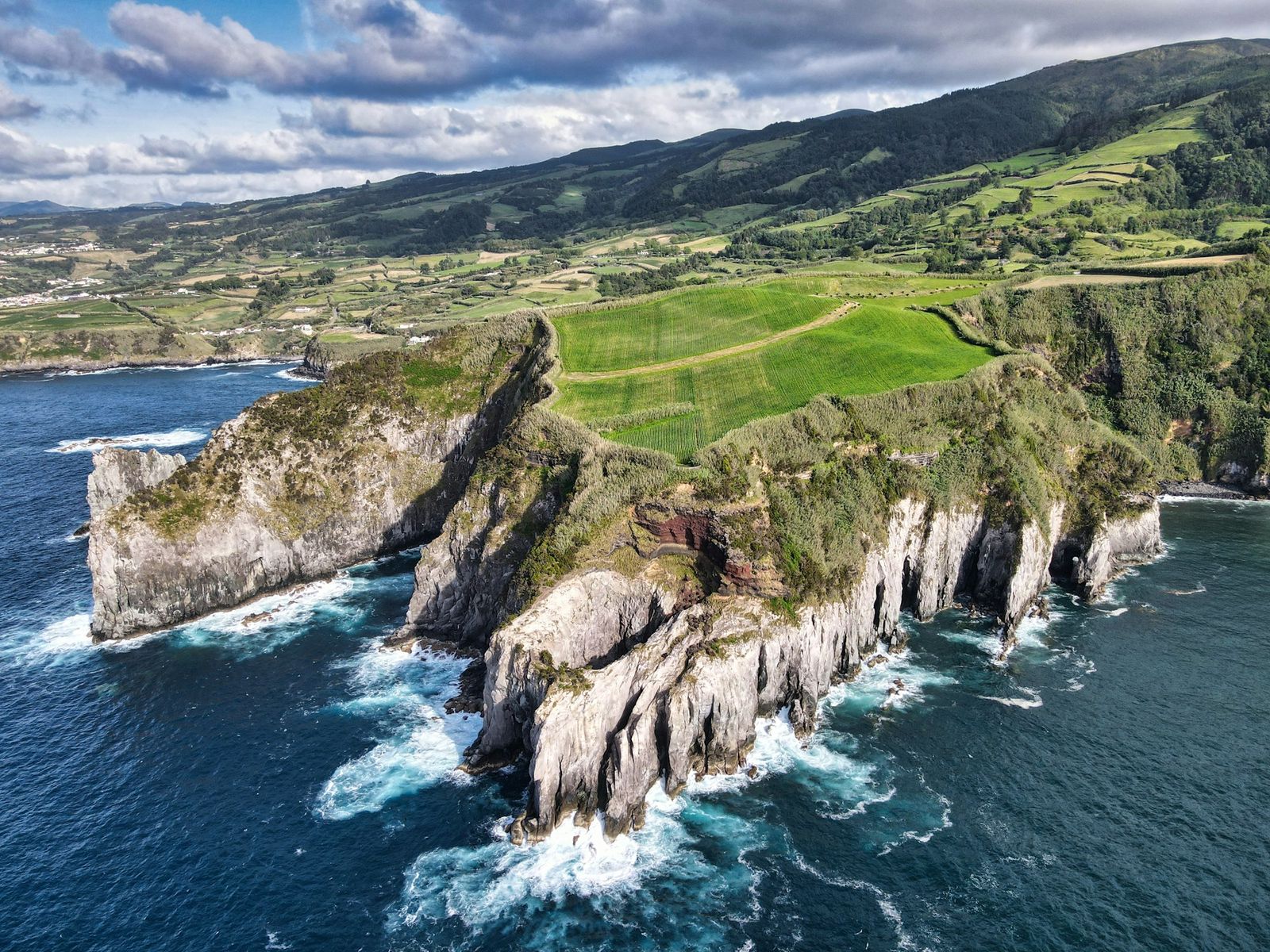 Groene kliffen aan de kust van São Miguel op de Azoren